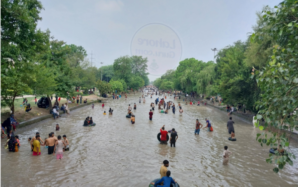 Canal in Lahore serves Lahoris to kill Summer Heat