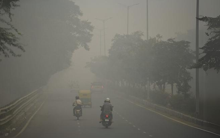 A Road in Lahore engulfed in Smog 